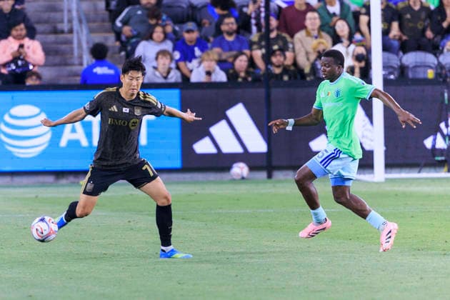 May 24, 2026, Los Angeles, California, USA: Son Heung-Min 7 of the Los Angeles Football Club and Nouhou Tolo 5 of the Seattle Sounders FC run to receive the ball during their regular season MLS, Fussball Herren, USA game on Sunday May 24, 2026 at the BMO Stadium in Los Angeles, California. LAFC defeat Sounders, 1-0. ARIANA RUIZ PI LAFC Defeat Sounders, 1-0  - ZUMAp124 20260524_zaa_p124_035 Copyright: xArianaxRuizx