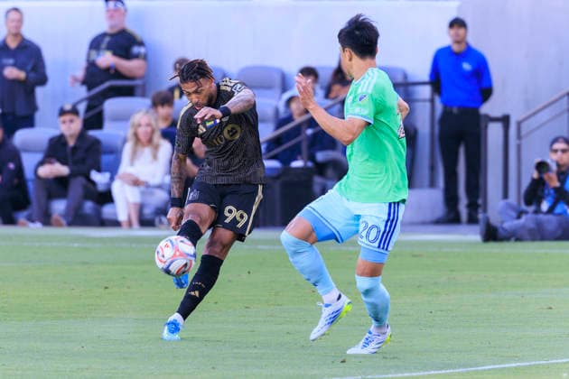 May 24, 2026, Los Angeles, California, USA: Denis Bouanga 99 of the Los Angeles Football Club makes a goal attempt as Kim Kee-hee 20 of the Seattle Sounders FC defends during their regular season MLS, Fussball Herren, USA game on Sunday May 24, 2026 at the BMO Stadium in Los Angeles, California. LAFC defeat Sounders, 1-0. ARIANA RUIZ PI LAFC Defeat Sounders, 1-0  - ZUMAp124 20260524_zaa_p124_037 Copyright: xArianaxRuizx