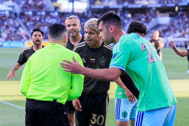 May 24, 2026, Los Angeles, California, USA: Ryan Porteous 5 and David Martinez 30 of the Los Angeles Football Club and Jackson Ragen 25 of the Seattle Sounders FC contest a call from the referee during their regular season MLS, Fussball Herren, USA game on Sunday May 24, 2026 at the BMO Stadium in Los Angeles, California. LAFC defeat Sounders, 1-0. ARIANA RUIZ PI LAFC Defeat Sounders, 1-0  - ZUMAp124 20260524_zaa_p124_042 Copyright: xArianaxRuizx