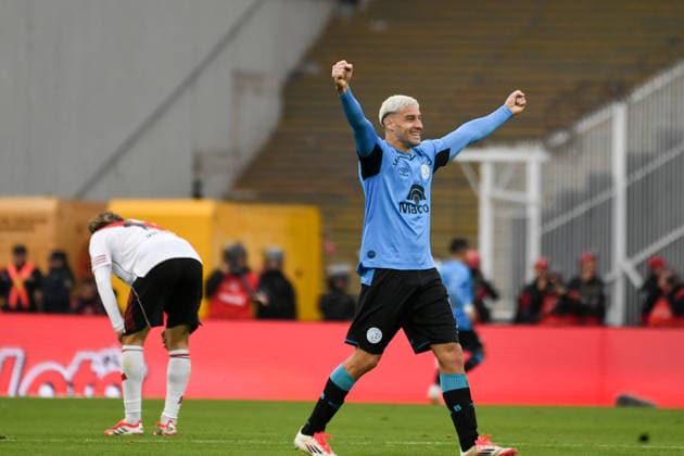 River Plate v Belgrano - Final: Torneo Apertura 2026 A Belgrano player celebrates a recent goal by his team while a River Plate player, in the background, looks dejected, following the match between River Plate and Belgrano at Mario Alberto Kempes Stadium in Cordoba, Argentina, on May 24, 2026, for the 2026 League Cup. Cordoba Argentina  Copyright: xPabloxEliasx originalFilename:elias-river260524_np94P.jpg