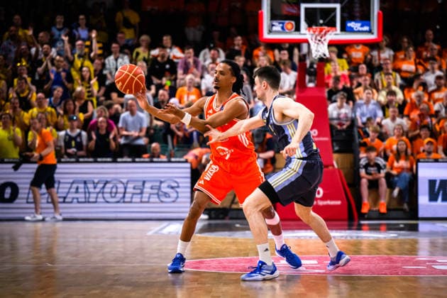 24.05.2026, Rasta Dome, Vechta Basketball, easyCredit Bundesliga, Playoffs Viertelfinale, Rasta Vechta vs. ALBA Berlin Zweikampf zwischen Alonzo Verge Jr. ( 11 Vechta) und Martin Hermannsson ( 15 Berlin)