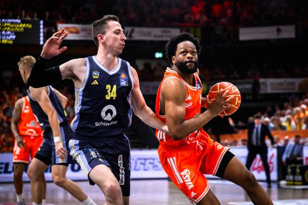 24.05.2026, Rasta Dome, Vechta Basketball, easyCredit Bundesliga, Playoffs Viertelfinale, Rasta Vechta vs. ALBA Berlin Zweikampf zwischen Justin Bean ( 34 Berlin) und Lloyd Pandi ( 41 Vechta)