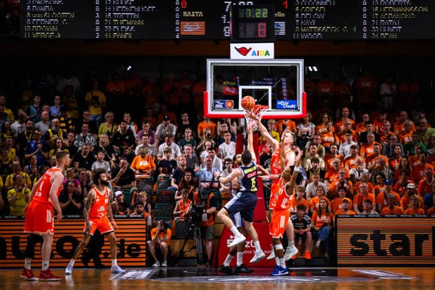 24.05.2026, Rasta Dome, Vechta Basketball, easyCredit Bundesliga, Playoffs Viertelfinale, Rasta Vechta vs. ALBA Berlin Korbwurf Martin Hermannsson ( 15 Berlin) gegen Alonzo Verge Jr. ( 11 Vechta) und Lars Thiemann ( 21 Vechta)