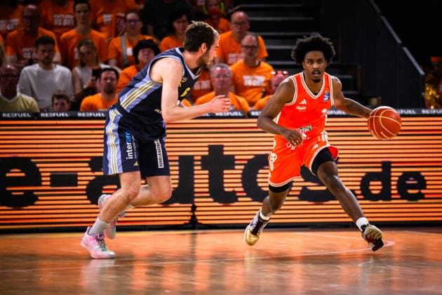 24.05.2026, Rasta Dome, Vechta Basketball, easyCredit Bundesliga, Playoffs Viertelfinale, Rasta Vechta vs. ALBA Berlin Malte Delow ( 6 Berlin) gegen Malik Parsons ( 3 Vechta)
