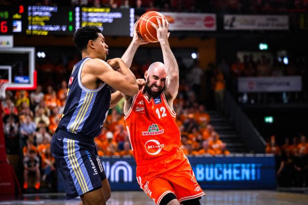 24.05.2026, Rasta Dome, Vechta Basketball, easyCredit Bundesliga, Playoffs Viertelfinale, Rasta Vechta vs. ALBA Berlin Zweikampf zwischen Jack Kayil ( 7 Berlin) und Tommy Kuhse ( 12 Vechta)