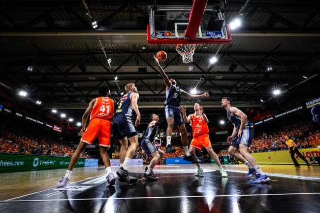 24.05.2026, Rasta Dome, Vechta Basketball, easyCredit Bundesliga, Playoffs Viertelfinale, Rasta Vechta vs. ALBA Berlin Norris Agbakoko ( 17 Berlin) klärt am Korb