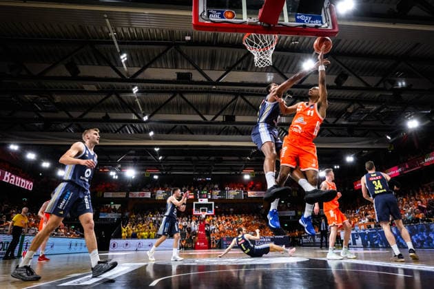 24.05.2026, Rasta Dome, Vechta Basketball, easyCredit Bundesliga, Playoffs Viertelfinale, Rasta Vechta vs. ALBA Berlin Zweikampf zwischen Norris Agbakoko ( 17 Berlin) und Alonzo Verge Jr. ( 11 Vechta)