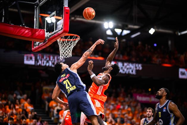 24.05.2026, Rasta Dome, Vechta Basketball, easyCredit Bundesliga, Playoffs Viertelfinale, Rasta Vechta vs. ALBA Berlin Zweikampf zwischen Michael Rataj ( 21 Berlin) und Lloyd Pandi ( 41 Vechta) am Korb