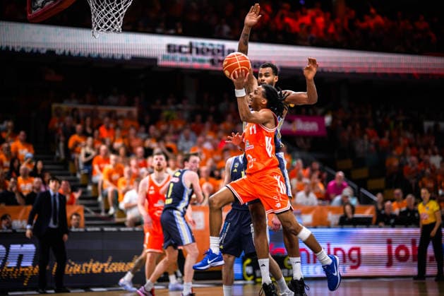 24.05.2026, Rasta Dome, Vechta Basketball, easyCredit Bundesliga, Playoffs Viertelfinale, Rasta Vechta vs. ALBA Berlin Zweikampf zwischen Alonzo Verge Jr. ( 11 Vechta) und Norris Agbakoko ( 17 Berlin) am Korb