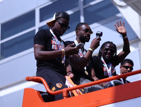 Hull Bus Parade Semi Ajayi of Hull City uses a portable fan on one of the buses outside the MKM Stadium before the Hull City Bus Parade on the streets of Hull, England after being promoted to the Premier League in the Sky Bet Championship Play-Off Final on Saturday 23rd May 2026. 25 05 2026 UK Newspapers OUT Copyright: xAndyxSumnerx FIL-23472-0069