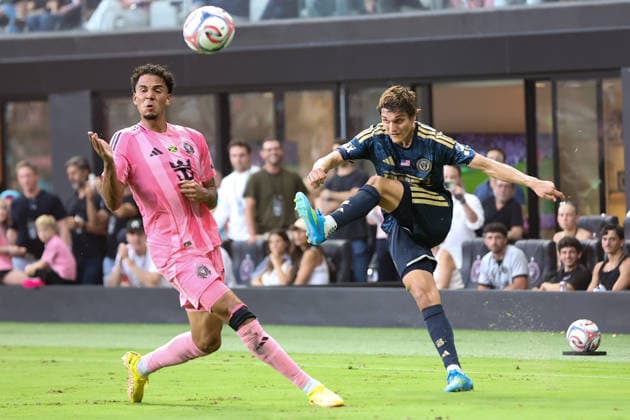 MIAMI, FL - MAY 24: Philadelphia Union midfielder Benjamin Bender (16) and Inter Miami defender Ian Fray (17) battle for a ball during a MLS, Fussball Herren, USA game between Inter Miami CF and Philadelphia Union at NU Stadium on May 24, 2026 in Miami,Florida.(Photo by Chris Arjoon Icon Sportswire) SOCCER: MAY 24 MLS Inter Miami CF vs Philadelphia Union EDITORIAL USE ONLY Icon2605240010055