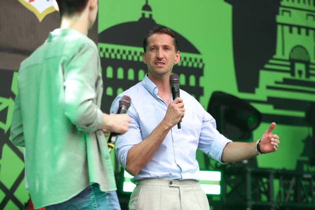 UEFA Conference League Finale: Fan-Festival auf dem Marktplatz Leipzig, 25.05.26 UEFA Conference League-Botschafter RenÃ Adler beim Talk auf der Bühne. Fan-Festival auf dem Marktplatz Leipzig, anlässlich des UEFA Conference League Finals, 25.05.26. Copyright: xBEAUTIFULxSPORTS JanxKaeferx