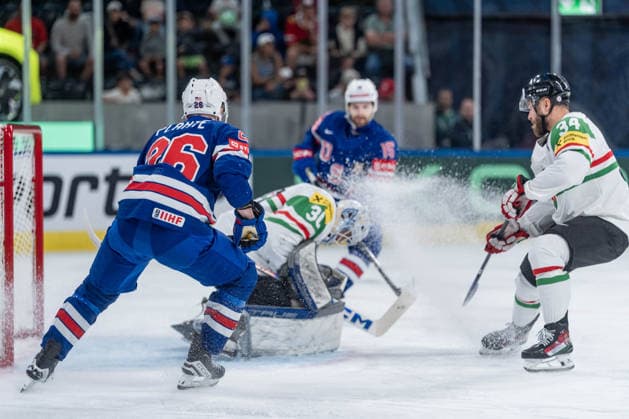 25 05 2026, Zurich, Swiss Life Arena, Ice hockey, Eishockey World Championships: USA - Hungary, 26 Max Plante (United States), 30 goalkeeper Adam Vay (Hungary) Zurich Swiss Life Arena Zurich Switzerland Copyright: xJustPictures.ch StefanxEmchx jp-de-StEm-DSC0011120260525
