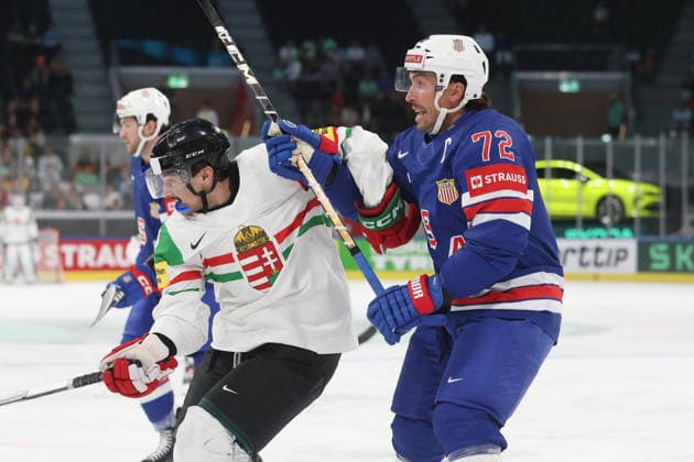25.05.2026 Swiss Life Arena Zuerich , SCHWEIZ, Herren Eishockey IIHF World Championship, WM, Weltmeisterschaft Zurich 2026 Gruppe A USA - HUN Kristof Papp (li,HUN) gegen Justin Faulk (USA)