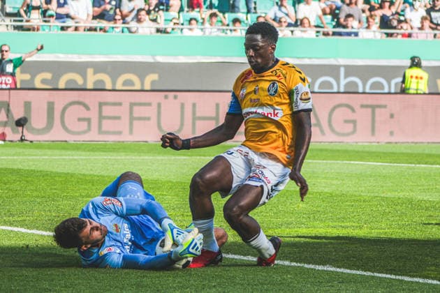 Fussball Österreich, Admiral Bundesliga Europacup-Playoff Finale ECL 2025 2026, SK Rapid Wien vs. SV Oberbank Ried - Allianz Stadion (Weststadion, Wien Hütteldorf): Niklas Hedl (SK Rapid Wien), Kingstone Mutandwa (SV Oberbank Ried) Copyright: xLukasxBierederx