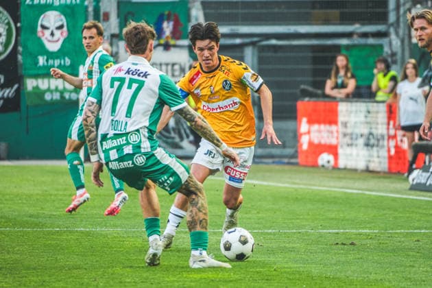 Fussball Österreich, Admiral Bundesliga Europacup-Playoff Finale ECL 2025 2026, SK Rapid Wien vs. SV Oberbank Ried - Allianz Stadion (Weststadion, Wien Hütteldorf): Bendeguz Bence Bolla (SK Rapid Wien), Nicolas Bajlicz (SV Oberbank Ried) Copyright: xLukasxBierederx