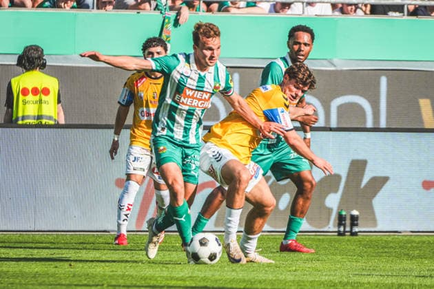 Fussball Österreich, Admiral Bundesliga Europacup-Playoff Finale ECL 2025 2026, SK Rapid Wien vs. SV Oberbank Ried - Allianz Stadion (Weststadion, Wien Hütteldorf): Ante Bajic (SV Oberbank Ried), Matthias Seidl (SK Rapid Wien) Copyright: xLukasxBierederx