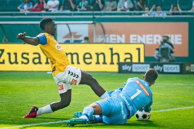 SOCCER - BL, Rapid vs Ried VIENNA,AUSTRIA,25.MAY.26 - SOCCER - ADMIRAL Bundesliga, Europacup play off, SK Rapid Wien vs SV Ried. Image shows Kingstone Mutandwa (Ried) and Niklas Hedl (Rapid).  GEPAxpictures xKevinxHackner