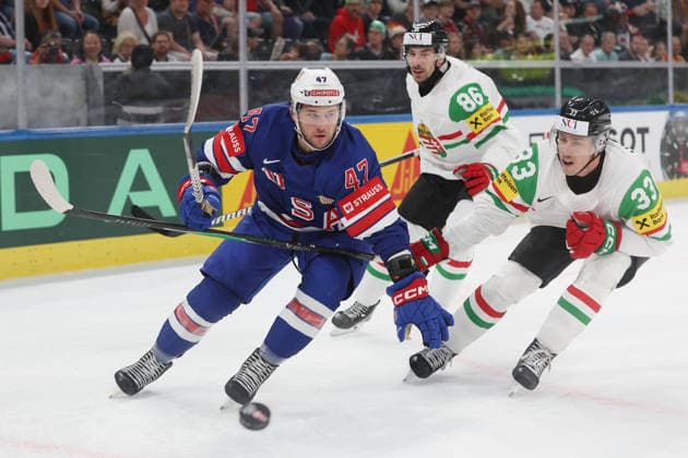 25.05.2026 Swiss Life Arena Zuerich , SCHWEIZ, Herren Eishockey IIHF World Championship, WM, Weltmeisterschaft Zurich 2026 Gruppe A USA - HUN Paul Cotter (li,USA) gegen Milan Horvath (HUN)