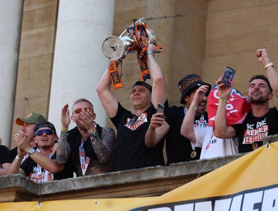 Hull Bus Parade Hull City Manager Sergej JakiroviÄ‡ lifts the Sky Bet Championship Play-Off final trophy at City Hall during the Hull City Bus Parade on the streets of Hull, England after being promoted to the Premier League in the Sky Bet Championship Play-Off Final on Saturday 23rd May 2026. 25 05 2026 UK Newspapers OUT Copyright: xAndyxSumnerx FIL-23472-0190
