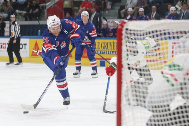 25.05.2026 Swiss Life Arena Zuerich , SCHWEIZ, Herren Eishockey IIHF World Championship, WM, Weltmeisterschaft Zurich 2026 Gruppe A USA - HUN Mathieu Olivier (li,USA) vor Torwart Adam Vay (HUN)