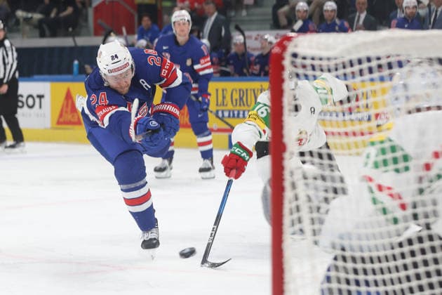 25.05.2026 Swiss Life Arena Zuerich , SCHWEIZ, Herren Eishockey IIHF World Championship, WM, Weltmeisterschaft Zurich 2026 Gruppe A USA - HUN Mathieu Olivier (li,USA) vor Torwart Adam Vay (HUN)