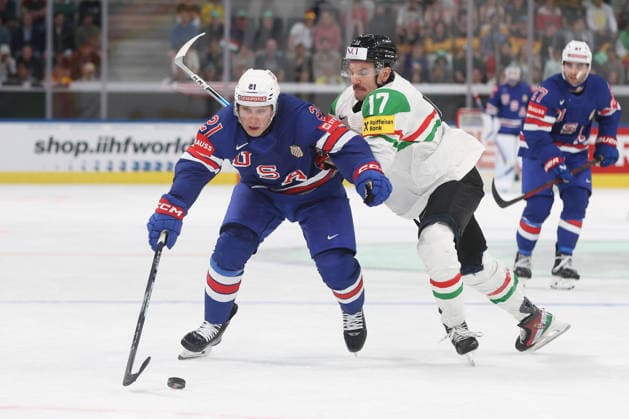 25.05.2026 Swiss Life Arena Zuerich , SCHWEIZ, Herren Eishockey IIHF World Championship, WM, Weltmeisterschaft Zurich 2026 Gruppe A USA - HUN Alex Steeves (li,USA) gegen Roland Kiss (HUN)