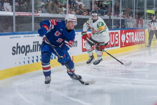 25 05 2026, Zurich, Swiss Life Arena, Ice hockey, Eishockey World Championships: USA - Hungary, 11 Oliver Moore (United States), 12 Bence Stipsicz (Hungary) Zurich Swiss Life Arena Zurich Switzerland Copyright: xJustPictures.ch StefanxEmchx jp-de-StEm-DSC0130220260525