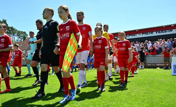 25.05.2026 - Fussball - Saison 2025 2026 - Relegation Oberliga Bayern Bayernliga Landesliga : FSV Stadeln - FC Eintracht Münchberg - - xwoxzix - Mannschaft Team läuft ein
