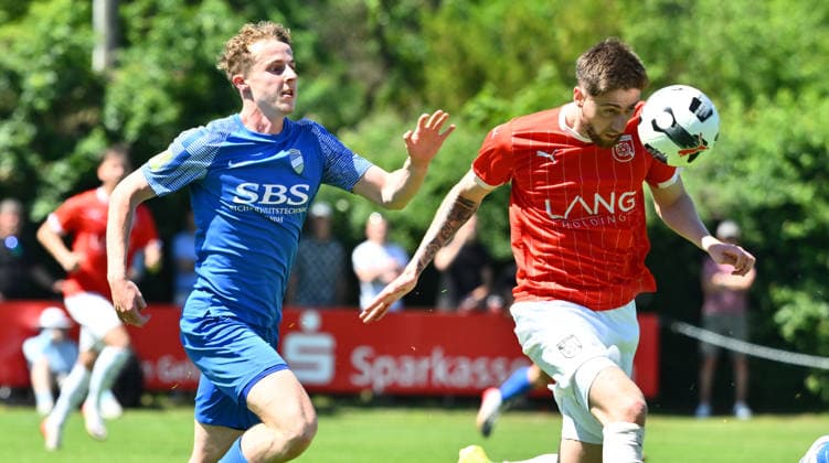 25.05.2026 - Fussball - Saison 2025 2026 - Relegation Oberliga Bayern Bayernliga Landesliga : FSV Stadeln - FC Eintracht Münchberg - - xwoxzix - Sven Hofmann (2, FC Eintracht Münchberg ) Leon Rukiqi (27, FSV Stadeln )
