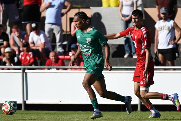 25.05.2025 - Fussball - Saison 2024 2025 - Relegation Oberliga Bayern Bayernliga Landesliga : ATSV Erlangen - TSV Großbardorf - LuPf - xluxpfx - Dennis Kremer (23, TSV Großbardorf ) im Zweikampf mit Emil Rizai (4, ATSV Erlangen ) (Von links)