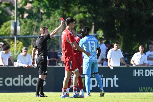 25.05.2025 - Fussball - Saison 2024 2025 - Relegation Oberliga Bayern Bayernliga Landesliga : ATSV Erlangen - TSV Großbardorf - LuPf - xluxpfx - Jonas Krzyzanowski ( Schiedsrichter ) gibt gelb-rote Karte Platzverweis an Emmanuel Agyekum (13, ATSV Erlangen ) (von links)