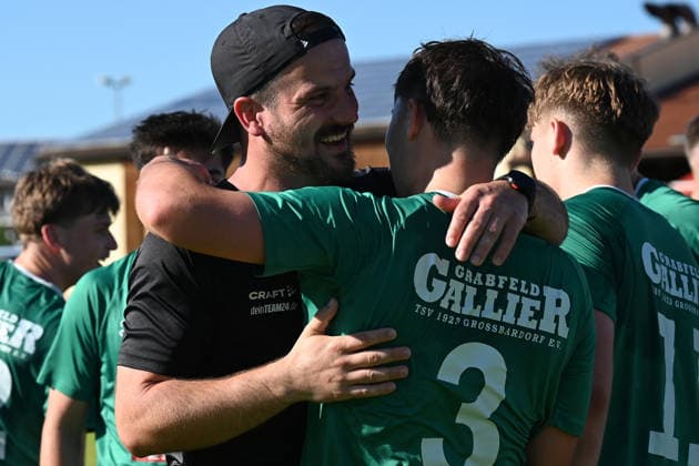 25.05.2025 - Fussball - Saison 2024 2025 - Relegation Oberliga Bayern Bayernliga Landesliga : ATSV Erlangen - TSV Großbardorf - LuPf - xluxpfx - Robin Keiner (Trainer TSV Großbardorf ) und Nathan Wirth (3, TSV Großbardorf ) Jubel Freude nach Spielende