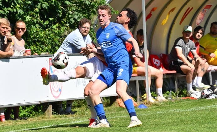 25.05.2026 - Fussball - Saison 2025 2026 - Relegation Oberliga Bayern Bayernliga Landesliga : FSV Stadeln - FC Eintracht Münchberg - - xwoxzix - Sven Hofmann (2, FC Eintracht Münchberg ) vor Marco Weber (22, FSV Stadeln )