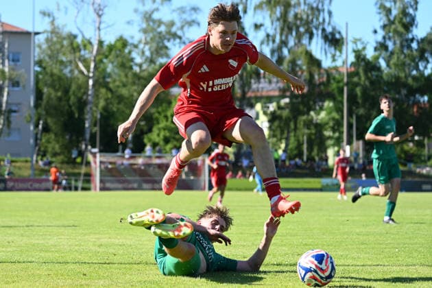 25.05.2025 - Fussball - Saison 2024 2025 - Relegation Oberliga Bayern Bayernliga Landesliga : ATSV Erlangen - TSV Großbardorf - LuPf - xluxpfx - Ulrich Spies (3, ATSV Erlangen ) im Zweikampf mit Jimmy Mangold (11, TSV Großbardorf ) (von links)