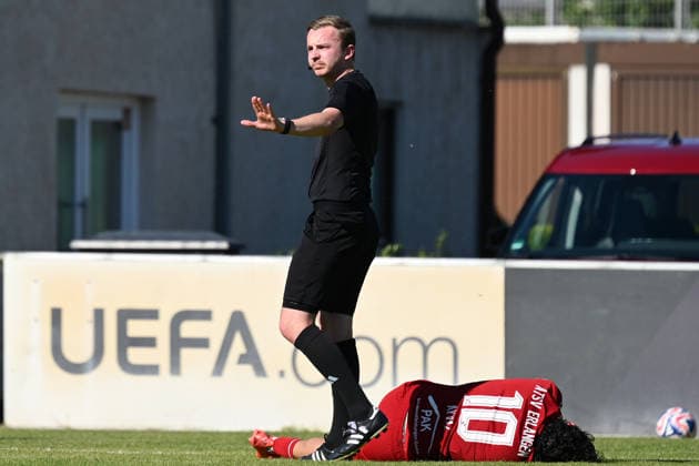25.05.2025 - Fussball - Saison 2024 2025 - Relegation Oberliga Bayern Bayernliga Landesliga : ATSV Erlangen - TSV Großbardorf - LuPf - xluxpfx - Jonas Krzyzanowski ( Schiedsrichter ) und Burak Ayvaz (10, ATSV Erlangen ) (von links)