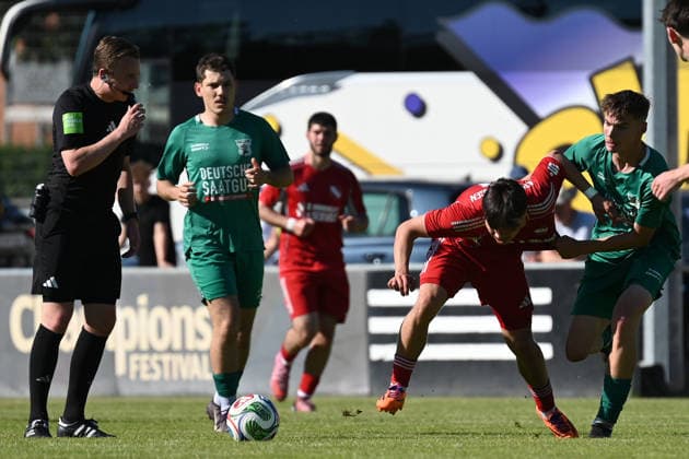 25.05.2025 - Fussball - Saison 2024 2025 - Relegation Oberliga Bayern Bayernliga Landesliga : ATSV Erlangen - TSV Großbardorf - LuPf - xluxpfx - Tanyel Deliboyraz (9, ATSV Erlangen ) im Zweikampf mit Jonas Hau (19, TSV Großbardorf ) (von links) Jonas Krzyzanowski ( Schiedsrichter ) links im Bild