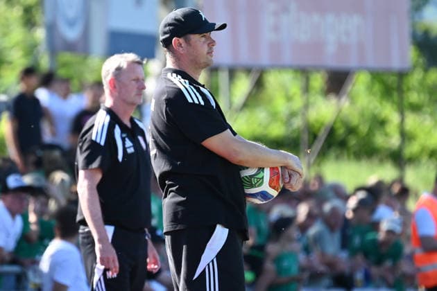 25.05.2025 - Fussball - Saison 2024 2025 - Relegation Oberliga Bayern Bayernliga Landesliga : ATSV Erlangen - TSV Großbardorf - LuPf - xluxpfx - Jochen Strobel (Trainer ATSV Erlangen ) hält Ball (Normann Wagner ( Co-Trainer ATSV Erlangen ) im Hintergrund links)