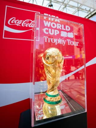 May 25, 2026, Toronto, On, CANADA: The FIFA World Cup, WM, Weltmeisterschaft, Fussball Trophy is displayed during a Trophy Tour event at Nathan Phillips Square in Toronto on Monday, May 25, 2026. Canada News - May 25, 2026 - ZUMAc35_ 20260525_zaf_c35_051 Copyright: xArlynxMcadoreyx