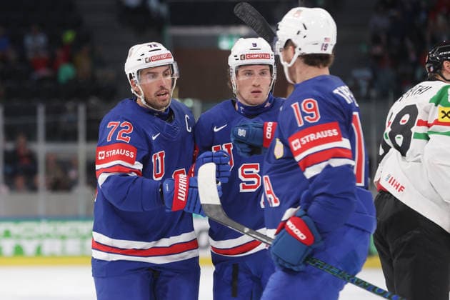 25.05.2026 Swiss Life Arena Zuerich , SCHWEIZ, Herren Eishockey IIHF World Championship, WM, Weltmeisterschaft Zurich 2026 Gruppe A USA - HUN Torjubel Justin Faulk, Ryan Leonard und Matthew Tkachuk (USA)