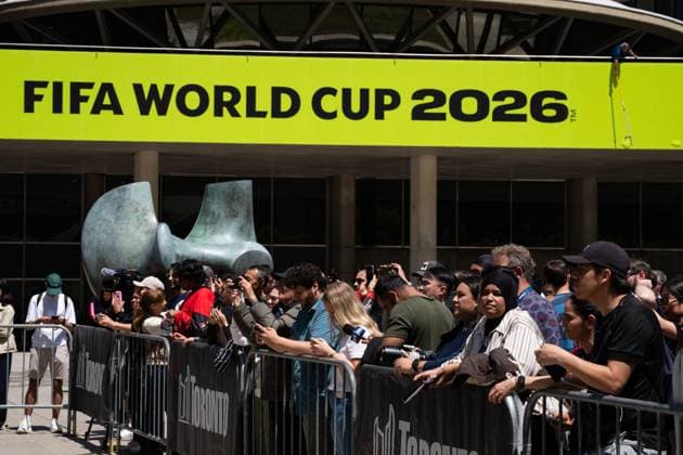 May 25, 2026, Toronto, On, CANADA: Fans gather for a FIFA World Cup, WM, Weltmeisterschaft, Fussball Trophy Tour event at Nathan Phillips Square in Toronto on Monday, May 25, 2026. Canada News - May 25, 2026 - ZUMAc35_ 20260525_zaf_c35_055 Copyright: xArlynxMcadoreyx