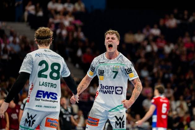 Victor Klöve ( 7) von Frisch Auf Göppingen jubelt emotiv während des Spiels in der Barclays Arena. Sein Teamkollege Franko Lastro ( 28) läuft neben ihm, im Hintergrund sind Zuschauer und ein Spieler von HSV Hamburg sichtbar. Handball Verein Hamburg vs. Frisch Auf Göppingen Copyright: xPhilippHeistx