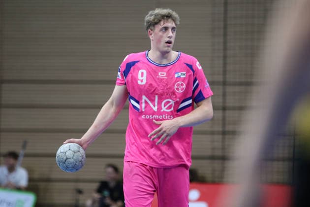 25.05.2026 Handball Herren 2025 2026 2. Handball-Bundesliga 32. Spieltag HC Elbflorenz 2006 - TSV Bayer Dormagen BallsportArena Dresden Florian Boehnert (Dormagen, 9, pink) am Ball. Dresden Sachsen Deutschland