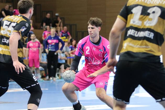 25.05.2026 Handball Herren 2025 2026 2. Handball-Bundesliga 32. Spieltag HC Elbflorenz 2006 - TSV Bayer Dormagen BallsportArena Dresden Luca Krist (Dormagen, 2, pink) am Ball. Dresden Sachsen Deutschland