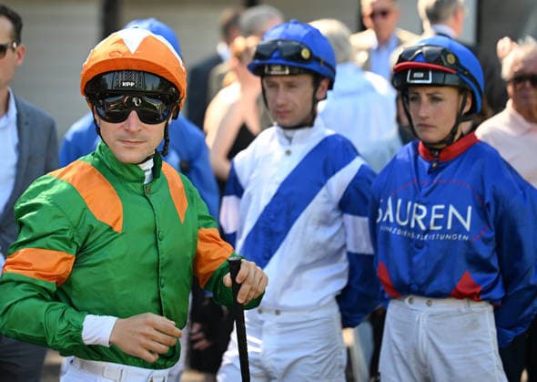 25.05.2026, xophax, kölngalopp , Rennbahn Weidenpesch , Benefiz Renntag , Jockey Clemens Lecoeuvre , links vorn. Jockeys Olson Murphy und Sibylle Vogt, rechts Koeln