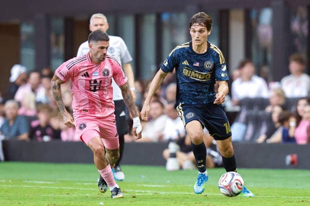 MIAMI, FL - MAY 24: Philadelphia Union midfielder Benjamin Bender (16) and Inter Miami midfielder Rodrigo de Paul (7) battle for the ball during the MLS, Fussball Herren, USA game between Inter Miami CF and Philadelphia Union at NU Stadium on May 24, 2026 in Miami,Florida.(Photo by Chris Arjoon Icon Sportswire) SOCCER: MAY 24 MLS Inter Miami CF vs Philadelphia Union EDITORIAL USE ONLY Icon2605240010133