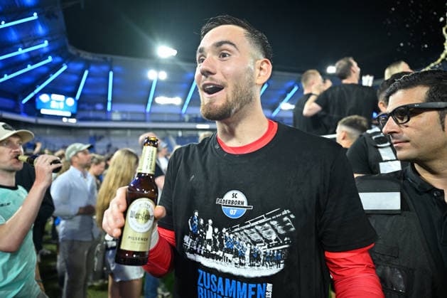 Paderborn, Home Deluxe Arena, 25.05.26, GER, Herren, Relegation, Saison 2025-2026, SC Paderborn 07 - VfL Wolfsburg Bild: Schlussjubel, Emotion, Freude bei Torwart Dennis SEIMEN (Paderborn) DFL regulations prohibit any use of photographs as image sequences and or quasi-video. NRW Deutschland
