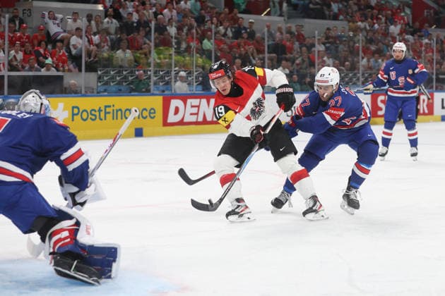 26.05.2026 Swiss Life Arena Zuerich , SCHWEIZ, Herren Eishockey IIHF World Championship, WM, Weltmeisterschaft Zurich 2026 Gruppe A USA - AUT Vinzenz Rohrer (AUT) gegen Matt Coronato (USA) vor Torwart Devin Cooley (USA)