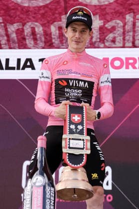 The pink jersey Denmark™s Jonas Vingegaard Hansen of Team Visma Lease A Bike celebrate on the podium after the Stage 16 of the Giro d™Italia, from Bellinzona to CarÃ¬, Switzerland, Tuesday, May 26, 2026.  Copyright: xMassimoxPaolone LaPressex