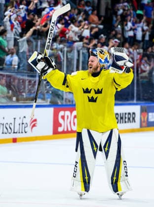260526 Goaltender Magnus Hellberg of Sweden celebrates after the 2026 IIHF Ice hockey, Eishockey World Championship, WM, Weltmeisterschaft match between Sweden and Slovakia on May 26, 2026 in Fribourg. Photo: Jesper Zerman BILDBYRAN kod JZ JZ0730 ishockey ice hockey ishockey-vm 2026 vm 2026 iihf world championship sverige sweden slovakien slovakia bbeng jubel Copyright: JESPERxZERMAN BB260526JZ094